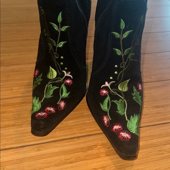 Embroidered Black Boots with Floral Design - Picture 5 of 10